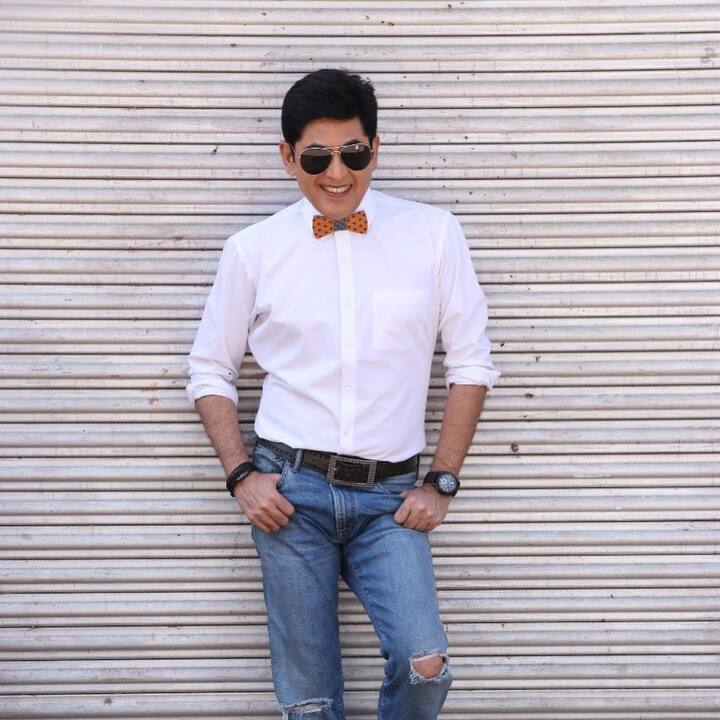 कहते हैं जैसे जैसे इंसान की उम्र बढ़ती है तो उसका असर चेहरे पर साफ दिखने लगता है. लेकिन इंडस्ट्री में कुछ एक सेलेब ऐसे भी हैं जिन्होंने उम्र को मानो मुट्ठी में कैद कर लिया है. उन्हीं में से एक हैं आसिफ शेख