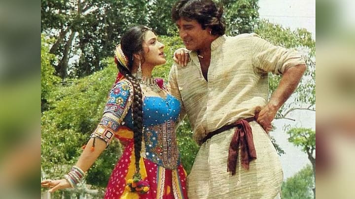 इसके कई महीनों बाद फिल्म का राजस्थान शेड्यूल शुरू हुआ जहां विनोद खन्ना ने अमृता में दिलचस्पी दिखानी शुरू कर दी. जल्द ही दोनों प्यार में पड़ गए लेकिन अमृता की मां रुखसाना सुल्तान को इस रिश्ते की भनक लग गई. उन्हें 11 साल बड़े विनोद से अपनी बेटी का रिश्ता कतई मंजूर नहीं था. अमृता भी अपनी मां के खिलाफ नहीं जा पाईं और जल्द ही दोनों का ब्रेकअप हो गया.