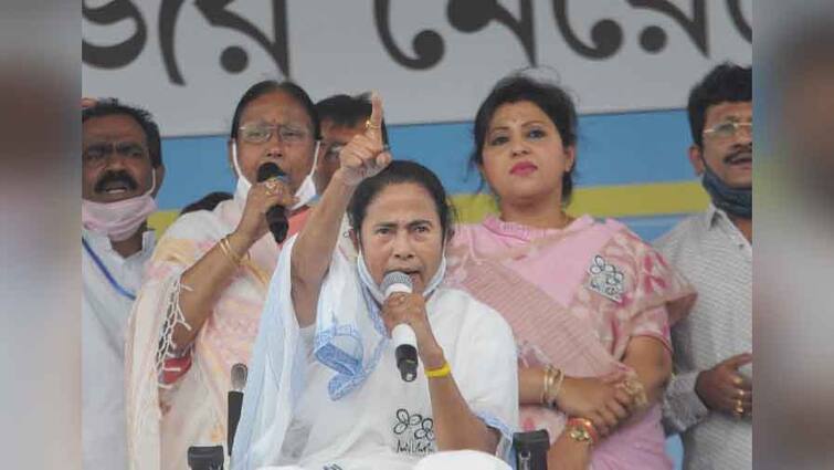 Mamata Banerjee Banned Election Commission Bengal CM Dharna protest To protest against the undemocratic and unconstitutional  decision Mamata protest EC Campaign ban: 'অগণতান্ত্রিক, সংবিধানবিরোধী সিদ্ধান্ত' আগামীকাল দুপুরে ধর্নায় মমতা বন্দ্যোপাধ্যায়, রাতেই জনসভা