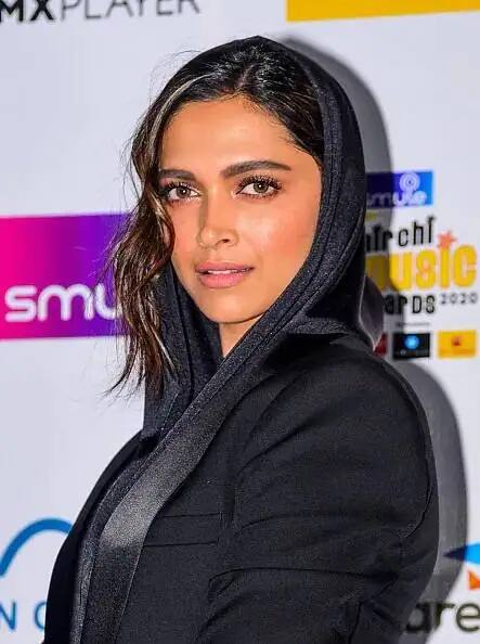 મુંબઇઃ બૉલીવુડ એક્ટ્રેસ દીપિકા પાદુકોણ છેલ્લા કેટલાય સમયથી ફિલ્મ ઇન્ડસ્ટ્રી પર રાજ કરી રહી છે. તેને ફિલ્મ ઓમ શાંતિ ઓમથી બૉલીવુડમાં ડેબ્યૂ કર્યુ હતુ. આ ફિલ્મમાં તે શાહરૂખ ખાનના અપૉઝિટ હતી, તેને આ ઇન્ડસ્ટ્રીમાં લાંબી સફર કરી લીધી છે.