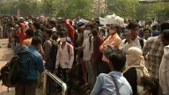 Lockdown की आशंका के बीच मुंबई में प्रवासी मजदूरों की स्टेशन पर भीड़ | ग्राउंड रिपोर्ट