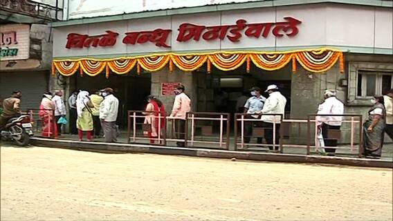 Gudi Padwa 2021 | पुण्यात चितळे बंधू दुकानासमोर नागरिकांच्या रांगा; श्रीखंड, आम्रखंड खरेदीसाठी गर्दी