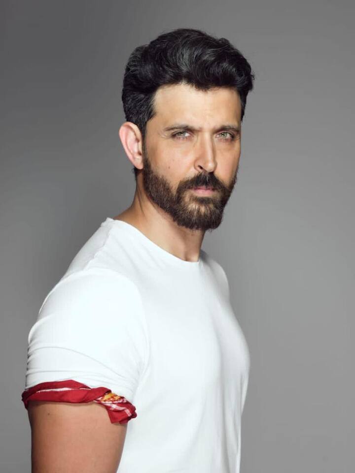 Hrithik Roshan is undoubtedly one of the best performers in the film industry. Whenever the ‘War’ actor comes on stage, he sets it on fire with his killer dance moves and engaging performance. (Image courtesy – PR Image)