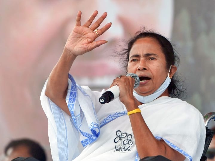 west bengal election 2021: Mamata Banerjee says BJP can campaign and I am not allowed to campaign प्रचार पर 24 घंटे का बैन खत्म होने के बाद ममता बनर्जी की पहली रैली, चुनाव आयोग और बीजेपी पर जमकर बरसीं