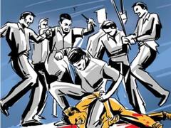 शर्मनाक: पंचायत चुनाव में साथ देने से इंकार करने पर भड़के मुखिया के समर्थकों ने युवक से चटवाया थूक, पिलाया पेशाब