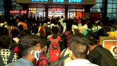 #Migrants लोकमान्य टिळक टर्मिनसवर मजुरांची तुडुंब गर्दी, अनेकांकडे तिकीटही नाही, प्रवास कसा करणार?