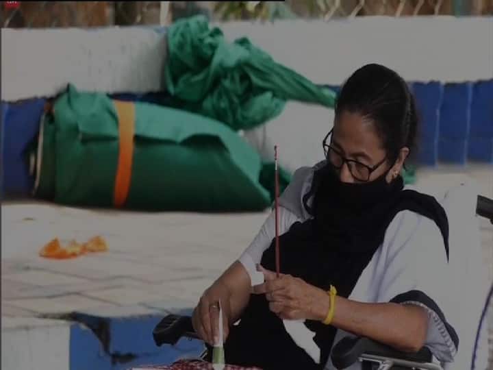 সোমবার রাতে তৃণমূলনেত্রীর ভোটপ্রচারে ২৪ ঘণ্টার নিষেধাজ্ঞা জারি করে নির্বাচন কমিশন।