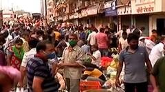 Mumbai: कोरोना के बढ़ते मामलों के बावजूद दादर सब्जी मंडी में फिर उमड़ी भीड़