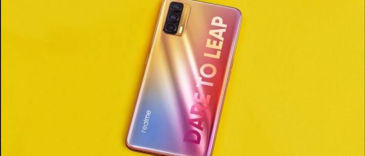 5. Realme V15 5G: ਇਸ ਫੋਨ 'ਚ 6.4-ਇੰਚ ਦੀ FHD+ਸੁਪਰ AMOLED ਡਿਸਪਲੇਅ ਹੈ, ਜੋ 180Hz ਟੱਚ ਸੈਂਪਲਿੰਗ ਰੇਟ ਦੇ ਨਾਲ ਹੈ। ਫੋਨ ’ਚ MediaTek Dimensity 800U ਦਾ ਪ੍ਰੋਸੈਸਰ ਹੈ। ਫੋਟੋਗ੍ਰਾਫੀ ਲਈ ਫੋਨ ’ਚ 64MP ਪ੍ਰਾਇਮਰੀ ਕੈਮਰਾ, 8 MP ਵਾਈਡ ਐਂਗਲ, 2MP ਮੈਕਰੋ ਕੈਮਰਾ ਅਤੇ ਸੈਲਫੀ ਲਈ 16MP ਦਾ ਫਰੰਟ ਕੈਮਰਾ ਹੈ। ਫੋਨ 'ਚ ਤੁਹਾਨੂੰ 4310mAh ਦੀ ਬੈਟਰੀ ਮਿਲੇਗੀ, ਜਿਸ ’ਚ 50W ਫਾਸਟ ਚਾਰਜਿੰਗ ਦਾ ਸਪੋਰਟ ਦਿੱਤਾ ਗਿਆ ਹੈ। ਕੰਪਨੀ ਦਾ ਦਾਅਵਾ ਹੈ ਕਿ ਇਹ ਸਿਰਫ 18 ਮਿੰਟ ’ਚ 50 ਫੀਸਦੀ ਤੱਕ ਚਾਰਜ ਕਰ ਸਕਦੀ ਹੈ। ਫੋਨ ਵਿੱਚ ਸੁਪਰ ਪਾਵਰ ਸੇਵਿੰਗ ਮੋਡ, ਡਿਊਲ ਸਿਮ ਸਪੋਰਟ, ਡਿਊਲ 5G, USB ਟਾਈਪ-ਸੀ ਪੋਰਟ, 4G LTE ਅਤੇ ਬਲੂਟੁੱਥ 5.1 ਸਪੋਰਟ ਹੈ। ਇਹ ਫੋਨ ਐਂਡਰਾਇਡ 10 ਬੇਸਡ Realme UI 'ਤੇ ਕੰਮ ਕਰਦਾ ਹੈ। ਇਹ ਫੋਨ ਜਲਦੀ ਹੀ ਭਾਰਤ ਵਿੱਚ ਲਾਂਚ ਹੋਣ ਜਾ ਰਿਹਾ ਹੈ। ਇਸ ਫੋਨ ਦੀ ਕੀਮਤ ਲਗਭਗ 15000 ਰੁਪਏ ਹੋ ਸਕਦੀ ਹੈ।