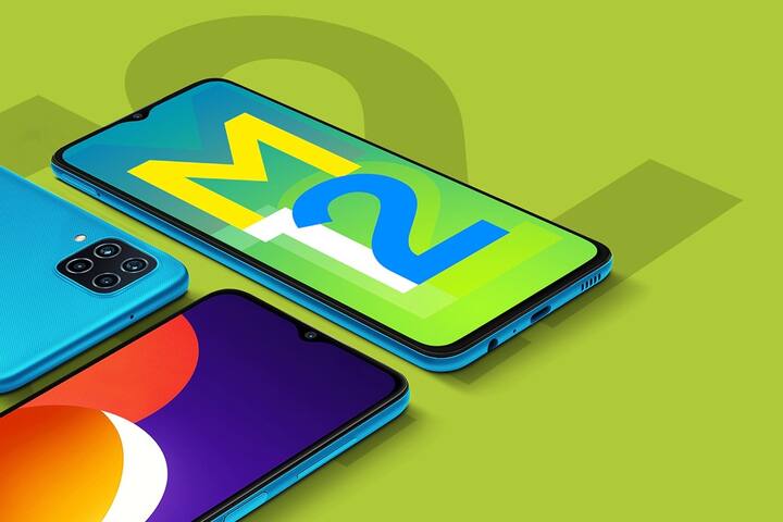 Galaxy M12ની બેકમાં ક્વાડ રિયર કેમેરા સેટઅપ આપવામાં આવ્યો છે. ફોનનો પ્રાઇમરી કેમેરો 48MPનો છે. આ ઉપરાંત ફોનમાં 5MPનો અલ્ટ્રા વાઇડ સેન્સર, 2MPનુ ડેપ્થ અને 2MPનુ મેક્રો સેન્સર છે. સેલ્ફી માટે ફોનમાં 8MPનો કેમેરો આપવામાં આવ્યો છે.