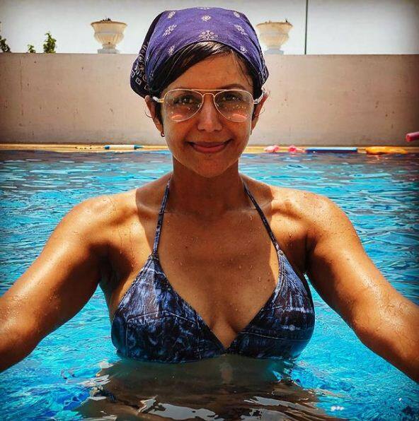 मंदिरा का ये लुक अक्सर चर्चा में रहता है और कई फैन्स उनकी उम्र को लेकर ही कंफ्यूज हो जाते हैं. शायद ये उनका स्पेशल डाइट का ही कमाल है. वह सोशल मीडिया पर लोगों को फिट रहने की टिप्स देती हैं.