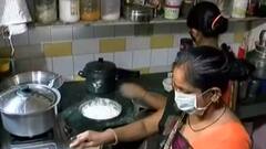 Vadodara:આ યુવક કોરોનાકાળમાં લોકોને જમવાનું પુરુ પાડી સમાજસેવાનું કરે છે કામ, જુઓ વીડિયો