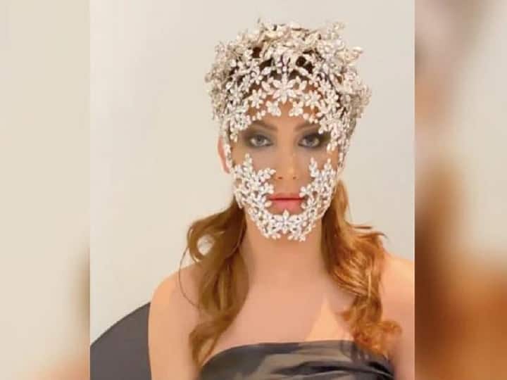 urvashi rautela diamond masquerade cost is more than 3 crore actress shared her video on instagram social media हजारों, लाखों नहीं, करोड़ों की कीमत वाला मास्क पहने दिखीं एक्ट्रेस उर्वशी रौतेला, फैंस के होश उड़े