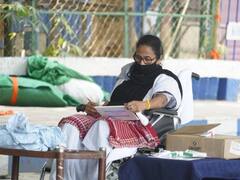 चुनाव प्रचार पर लगे बैन के विरोध में ममता बनर्जी का धरना जारी, पेंटिंग बनाते आईं नजर