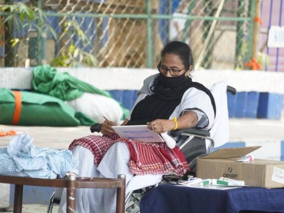 चुनाव प्रचार पर लगे बैन के विरोध में ममता बनर्जी का धरना जारी, पेंटिंग बनाते आईं नजर चुनाव प्रचार पर लगे बैन के विरोध में ममता बनर्जी का धरना जारी, पेंटिंग बनाते आईं नजर