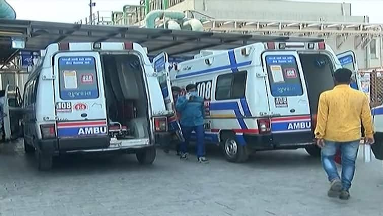 Even an ambulance is not available in vadodara of Gujarat, The young man had to take his father to the hospital in Tempo ગુજરાતના આ મોટા શહેરમાં એમ્બ્યુલન્સ પણ ખૂટી પડી, યુવકે કોરોનાગ્રસ્ત પિતાને ટેમ્પોમાં હોસ્પિટલ લઈ જવા પડ્યા.....