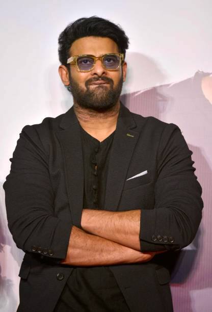 ਅਖੀਰ ਕਿਸ ਦੇ ਵੱਲ ਇਨ੍ਹੇ ਪਿਆਰ ਨਾਲ ਦੇਖ ਰਹੇ ਨੇ ਪ੍ਰਭਾਸ ?