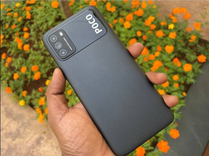 4. POCO M3: ਫੋਨ ’ਚ 6.53 ਇੰਚ ਦੀ FHD+ਡਿਸਪਲੇਅ ਦਿੱਤੀ ਗਈ ਹੈ, ਜਿਸ ਦਾ ਸਟੈਂਡਰਡ 60Hz ਦਾ ਰਿਫਰੈਸ਼ ਰੇਟ ਹੈ। ਫੋਨ 'ਚ ਤੁਹਾਨੂੰ ਸਨੈਪਡ੍ਰੈਗਨ 662 ਪ੍ਰੋਸੈਸਰ ਮਿਲੇਗਾ। POCO M3 ਐਂਡਰਾਇਡ 10 'ਤੇ ਆਧਾਰਿਤ MIUI 12 ਨਾਲ ਆਉਂਦਾ ਹੈ। ਫੋਨ ਨੂੰ ਮਜ਼ਬੂਤ ਬਣਾਉਣ ਲਈ ਇਸ 'ਚ 6,000mAh ਦੀ ਬੈਟਰੀ ਦਿੱਤੀ ਗਈ ਹੈ, ਜੋ 18W ਫਾਸਟ ਚਾਰਜਿੰਗ ਨੂੰ ਸਪੋਰਟ ਕਰਦੀ ਹੈ। POCO M3 ਵਿਚ ਟ੍ਰਿਪਲ ਰੀਅਰ ਕੈਮਰਾ ਸੈੱਟਅਪ ਦਿੱਤਾ ਗਿਆ ਹੈ, ਜਿਸ ’ਚ 48MP ਦਾ ਪ੍ਰਾਇਮਰੀ ਕੈਮਰਾ, 2MP ਡੈਪਥ ਅਤੇ 2MP ਮੈਕਰੋ ਲੈਂਜ਼ ਹੈ। ਇਸ ਤੋਂ ਇਲਾਵਾ 8MP ਸੈਲਫੀ ਕੈਮਰਾ ਦਿੱਤਾ ਗਿਆ ਹੈ। ਕੁਨੈਕਟੀਵਿਟੀ ਲਈ 4G LTE, dual-band WI-Fi, Bluetooth 5.0, GPS ਅਤੇ USB Type-C port ਜਿਹੇ ਫੀਚਰਸ ਦਿੱਤੇ ਗਏ ਹਨ। ਇਸ ਦੇ 6GB ਰੈਮ ਅਤੇ 128GB ਇੰਟਰਨਲ ਸਟੋਰੇਜ ਵੇਰੀਐਂਟ ਦੀ ਕੀਮਤ 11,999 ਰੁਪਏ ਹੈ।