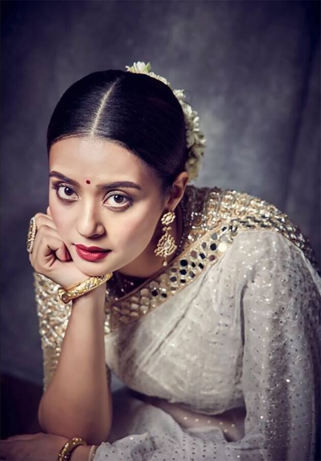 ये एक्ट्रेस जब भी साड़ी या सूट में नज़र आती हैं, अपनी खूबसूरती से लोगों का दिल जीत लेती हैं. यकीन नहीं तो तस्वीरें देखें