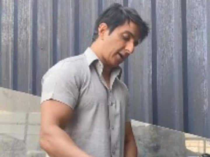bollywood actor sonu sood farah khan posted comment on instagram for actor because he did it best Video: सोनू सूद ने बनाया डोसा, इंप्रेस हुईं फराह खान ने कहा- 'आजा घर'