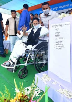 Mamata Banerjee Dharna: चुनाव आयोग के बैन के खिलाफ ममता बनर्जी का धरना शुरू