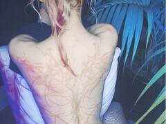 एलन मस्क की गर्लफ्रेंड ग्रीम्स की तस्वीर सोशल मीडिया वायरल, पीठ पर बनवाए ‘एलियन के जख्मों के निशान’