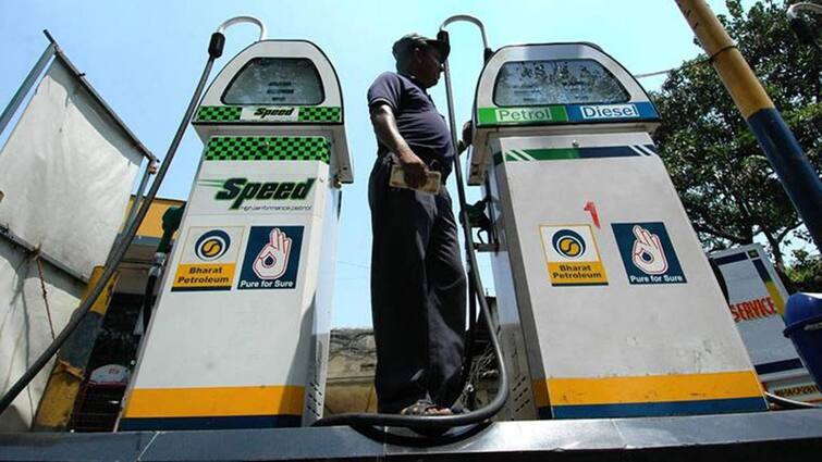 Petrol Diesel Rate today Petrol and diesel prices price in on 18 May  Petrol and diesel prices Today ফের বাড়ল জ্বালানির দাম, আজ কলকাতায় পেট্রোল ৯২.৯২ টাকা, ডিজেল ৮৬.৩৫