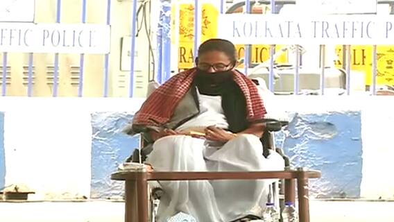 Mamata Banerjee कोलकाता में धरना, चुनाव आयोग के खिलाफ प्रदर्शन
