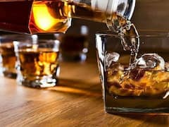 बिहार: मोहनिया में शराब के नशे में तीन गिरफ्तार, हाजीपुर में पैंट्री कार से मिली दारू की बोतलें, मैनेजर को दबोचा