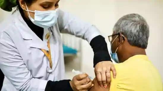 vaccinate infected people can spread infection to others કોરોના વેક્સિનના બંને ડોઝ લીઘેલી વ્યક્તિ સંક્રમિત થાય તો તે અન્યને ચેપ લગાવી શકે છે? જાણો શું કહ્યું એકસ્પર્ટે