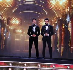 Filmfare 2021 के मंच पर Rajkumar और  Ritesh ने Manish Paul के साथ किया 'मास्क का टास्क'