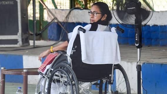 আনন্দ লাইভ: কমিশনের নিষেধাজ্ঞা, প্রতিবাদে ধর্না Mamata Banerjee-র