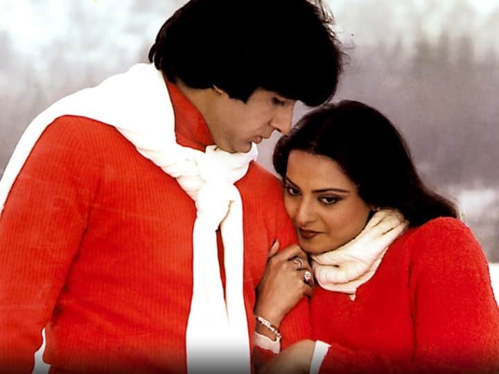 अमिताभ के साथ जया भी मौजूद थीं और स्क्रीनिंग के दौरान रेखा भी वहीं प्रोजेक्टर रूम में बैठी हुई थीं. ख़बरों की मानें तो रेखा जहां बैठी थीं वहां से अमिताभ और जया साफ़ दिखाई दे रहे थे.
