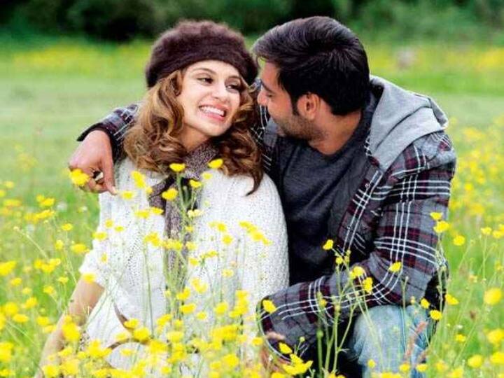 मीडिया रिपोर्ट्स की मानें तो एक इंटरव्यू के दौरान अजय पर निशाना साधते हुए कंगना ने यहां तक कहा था कि उन्होंने एक शादीशुदा आदमी के साथ इन्वोल्व होकर बड़ी गलती कर दी थी. क्योंकि दोनों के अफेयर के बारे में सुनकर अजय की पत्नी काजोल के भी कान खड़े हो गए थे.