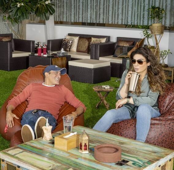 નવી દિલ્હીઃ મસ્ત મસ્ત ગર્લ રવિના ટંડન અને અક્ષય ખન્ના પહેલીવાર ડાયરેક્ટર વિજય ગુટ્ટેની વેબસીરીઝ 'Legecy'માં એક બીજાની સાથે મોટા પડદા પર દેખાશે. પહેલીવાર આ બન્ને દિગ્ગજ એકસાથે દેખાશે.