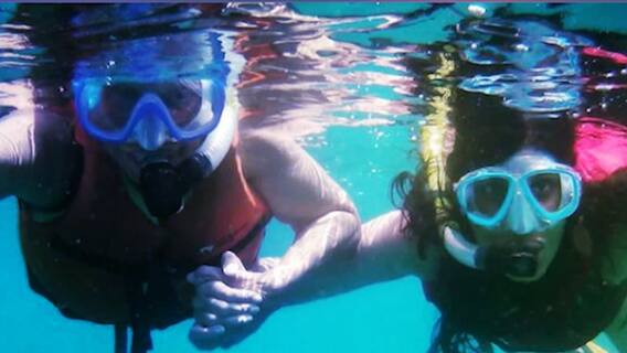 Waheeda Rehman goes snorkeling at the age of 83! | Khabar Filmy Hai (Apr 13, 2021)