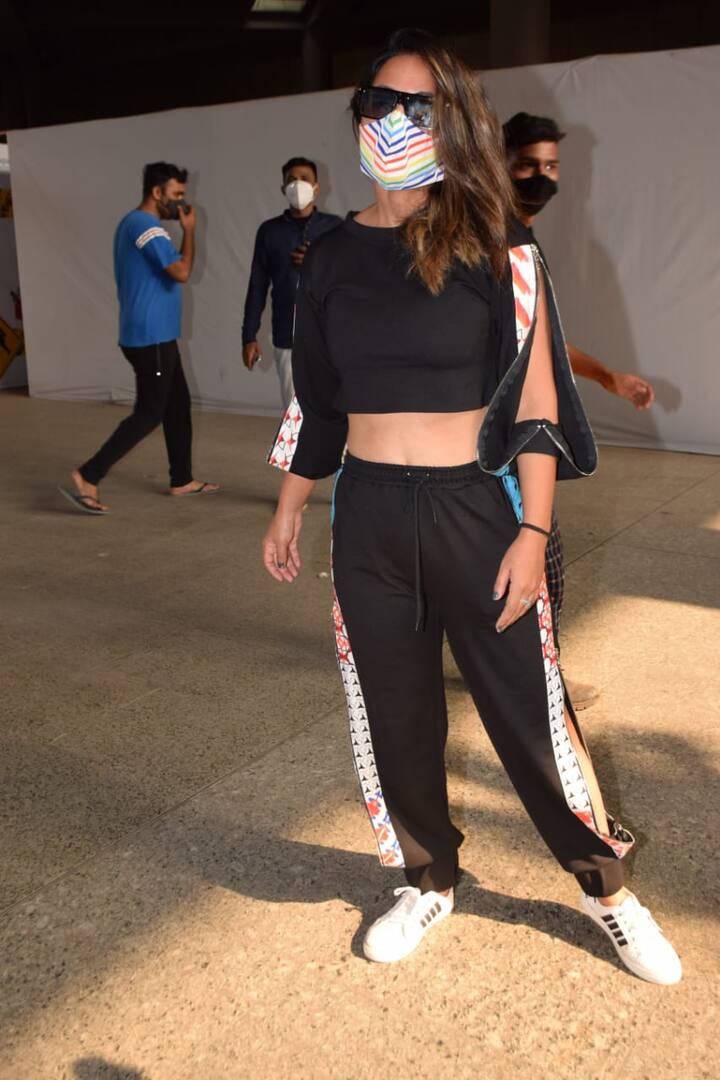 हिना खान का एक अलग स्टाइल स्टेटमेंट हमें मुंबई के एयरपोर्ट पर देखने को मिला है. जी हां हाल ही में हिना खान जब मुंबई एयरपोर्ट के बाहर स्पॉट हुईं तो उन्होंने रनवे लुक में मोनोक्रोमैटिक को-ओर्ड सेट पहना हुआ था. जिसमें क्रॉप हुडी के साथ मैचिंग जॉगर्स पैंट्स को कैरी किया हुआ था.