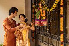 In Pics | गुढी पाडव्यानिमित्त अभिजीत खांडकेकरचं पत्नीसोबत खास फोटोशूट