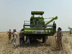 UP: प्रशासन पहुंचा फसल काटने तो बीच खेत में दो युवतियों ने खुद पर पेट्रोल डाल लिया...फिर आगे जो हुआ