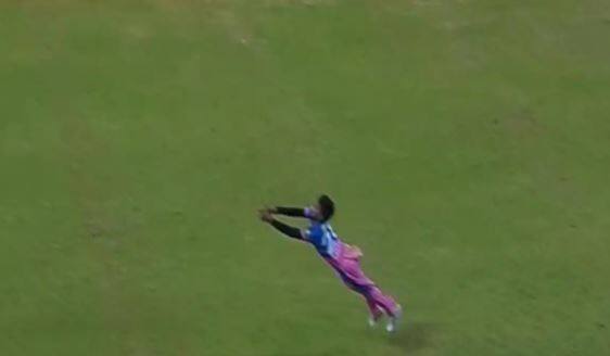 IPL 2021: Gujarati Chetan Sakariya gets superb catch in ipl debut match ગુજરાતના 22 વર્ષના સાકરીયાએ પકડ્યો IPLનો સૌથી જોરદાર કેચ, સાકરીયાનો કેચ જોઈ થઈ જશો આફરીન