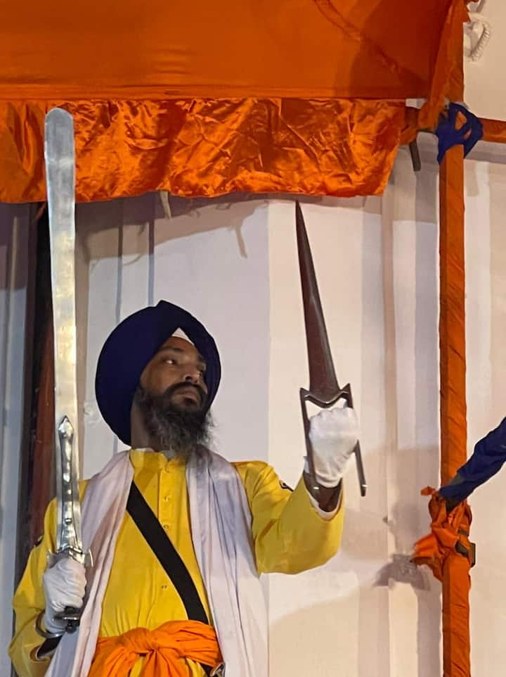 ਕਟਾਰ - ਦਸਮ ਪਾਤਸ਼ਾਹ ਦੇ ਕਮਰਕੱਸੇ ਦਾ ਸ਼ਸਤਰ।