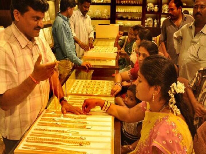 Jewellers says another slowdown in sales may be seen in Akshaya Tritiya इस बार भी अक्षय तृतीया पर गोल्ड की बिक्री में गिरावट की आशंका, लॉकडाउन की वजह से स्टोर पर नहीं आ रहे ग्राहक