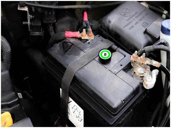 Tips: If you also have to increase the life of the battery of the car then do not do this work Tips: अगर आपको भी बढ़ानी है कार की बैटरी की लाइफ तो भूलकर भी न करें ये काम