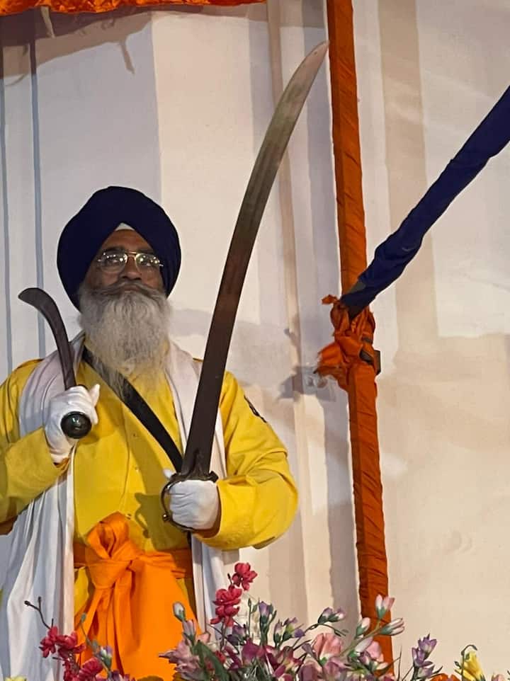 ਦਸਮ ਪਾਤਸ਼ਾਹ ਦੇ ਕਰ ਕਮਲਾ ਦੀ ਕਿਰਪਾਨ।