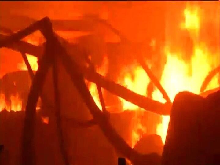 Delhi 26 fires of firefighters caught in fierce fire in slums of Paschim Puri दिल्ली: पश्चिम पुरी की झुग्गियों में लगी भीषण आग, दमकल की 26 गाड़ियों ने पाया काबू