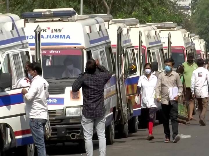 Situation in Ahmadabad deteriorated after rising of covid-19 cases long queues outside Civil Hospital गुजरात में कोरोना से बिगड़े हालात, अहमदाबाद सिविल अस्पताल के बाहर लगी एंबुलेंस की कतार, बढ़ा मरीजों का वेटिंग टाइम