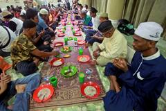 Photo Gallery: दुनियाभर में रमजान की शुरुआत, देखिए तस्वीरों की जुबानी