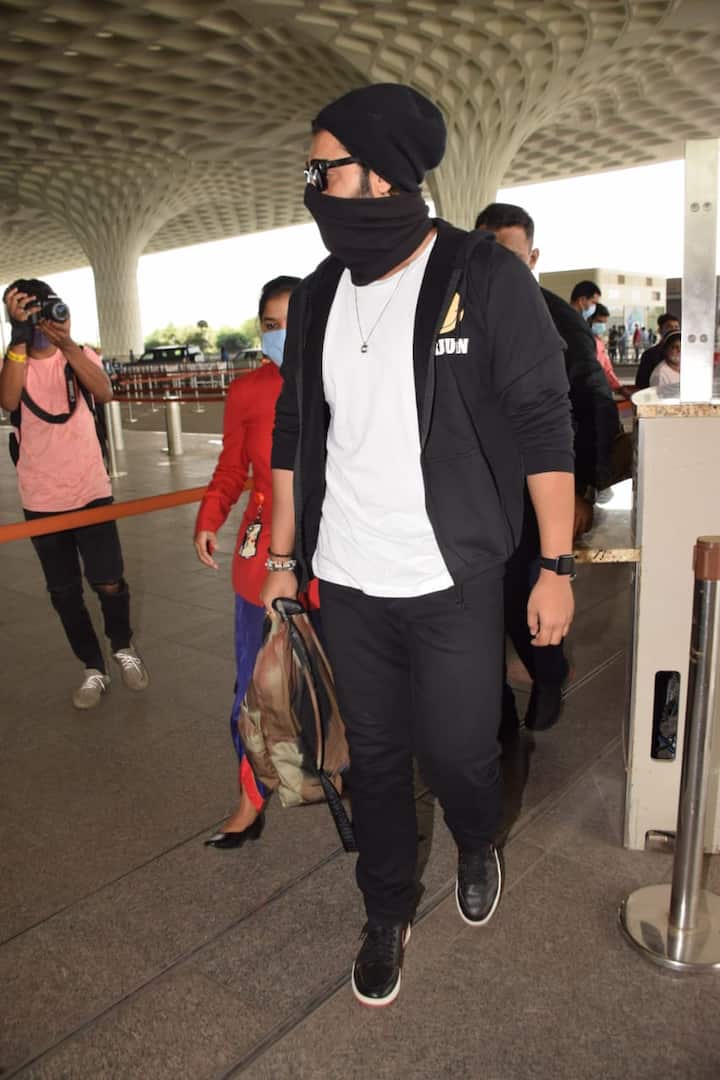 अर्जुन कपूर आज एयरपोर्ट पर ब्लैक ड्रेस में नज़र आए.