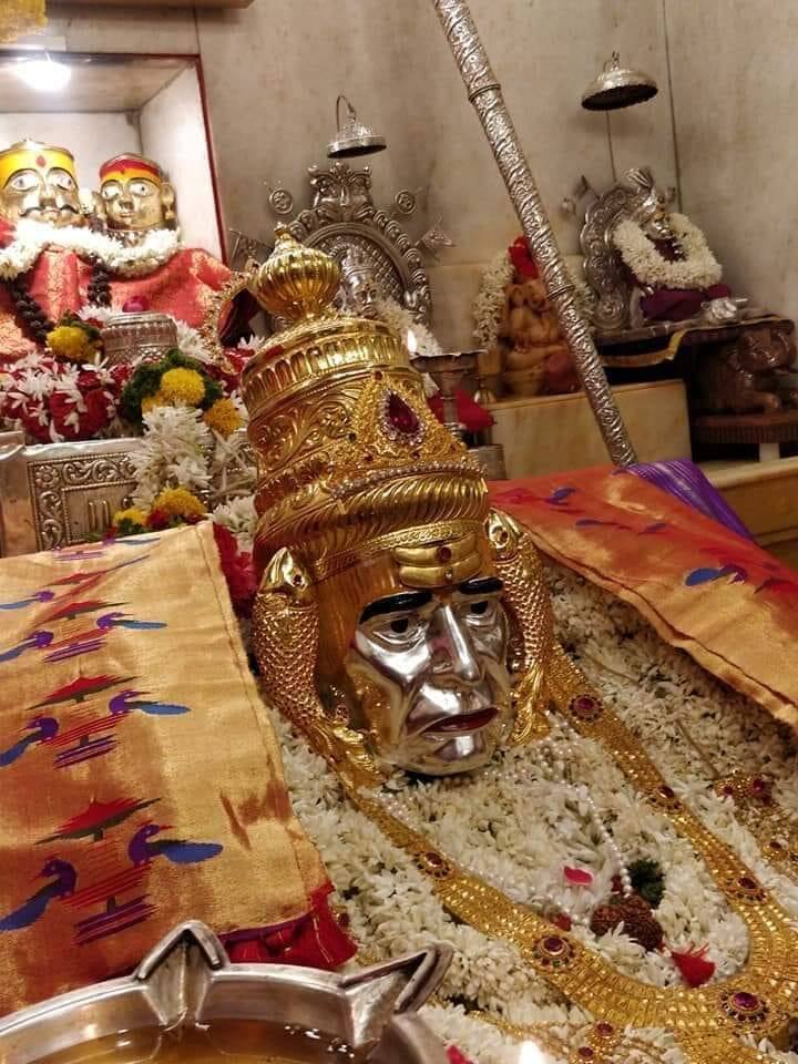 प्रकट दिनाच्या निमित्तानं स्वामींची अलंकारिक पूजा करण्यात आली. यावेळी सोहळ्यातील प्रत्येक दृश्य पाहण्याजोगं होतं. (सर्व छायाचित्र- श्री स्वामी समर्थ वटवृक्ष मंदिर अक्कलकोट/ फेसबुक पेज)