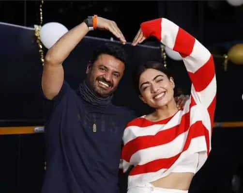 રશ્મિકાએ ગયા અઠવાડિયે જ ફિલ્મના સેટ પર પોતાની બર્થડે સેલિબ્રેટ કરી હતી, તેને અહીંથી તસવીરો પણ શેર કરી હતી, આ તસવીરોમાં અમિતાભ ઉપરાંત સુપરસ્ટાર રજનીકાંત પણ હતા, તે આ તસવીરોમાં એકદમ ખુશ દેખાઇ રહી હતી.